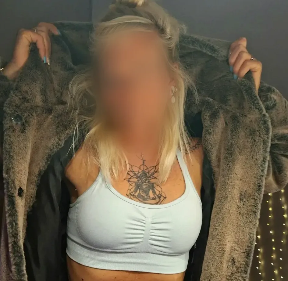 Amina, 33