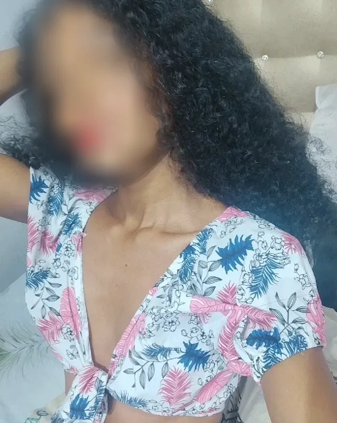 Nina, 19
